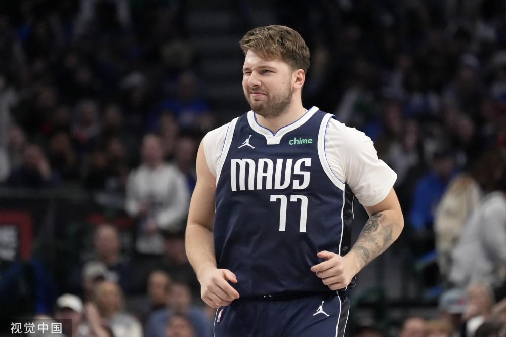 持对足球的 持对足球的