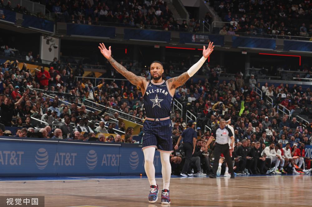 持对足球的 持对足球的